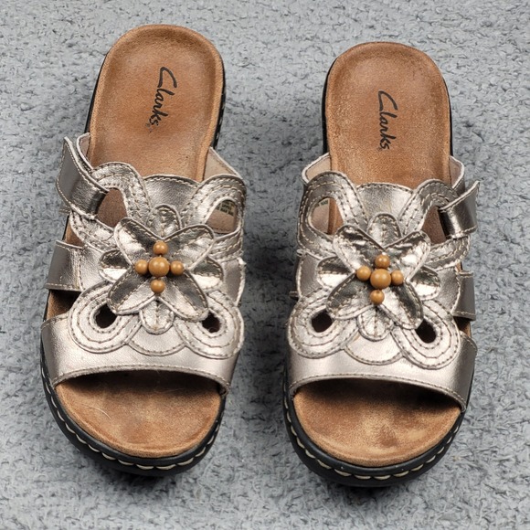 Clarks Womens Gold Leather Flower Adjustable Slide Sandal Size 8M - Picture 1 of 6